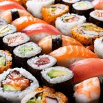 Sushi Me origjinë nga Japonia, sushi është jashtëzakonisht popullor në të gjithë botën. Zakonisht, peshku i papërpunuar kombinohet me orizin dhe algat e detit. Më së miri shërbehet me salcë soje dhe wasabi.